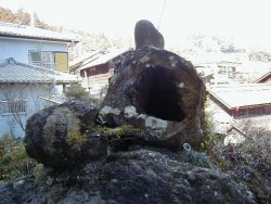 穴の開いた石の中に溜まる水を疣につけて祈る