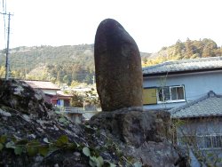 穴あき石の後部に観音菩薩の石碑
