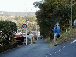 JR沼久保駅近くの電話ボックス前からちょっと下ると疣神さんです