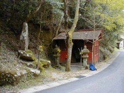 東側から見たいぼ神の石塔と御神水の湧く天童井のお堂。