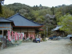 西側から見た妙昌寺、中央が本堂