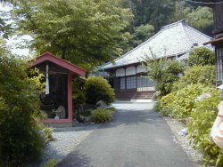 長福寺本堂の手前の祠にいぼ地蔵