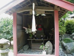 中央奥がいぼ地蔵、右手前に青面金剛童子庚申塚