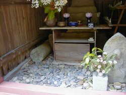 地蔵の前の平たい石でイボをこするとイボが取れる。