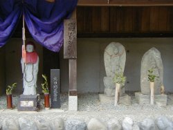 真ん中がいぼ地蔵で、左隣がぼけ除け地蔵さん