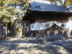 神社の向かって左に疣石