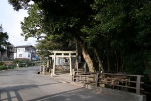 正面から見た水神社の鳥居、右手前は水神橋の欄干