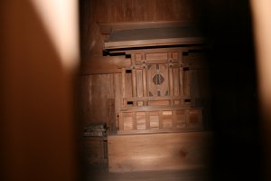 格子越しに撮影した奥の院の中