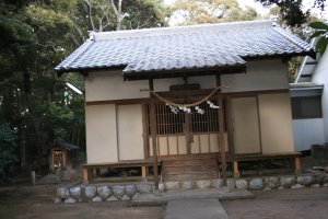 神明宮のお社、お社の右は社務所