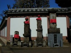 寺の門前の4基の石仏