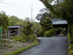 山門向かって左手の祠にいぼとり地蔵