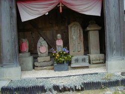 真ん中がいぼとり地蔵で向かって右端の庚申塔が志田地区に多い八兵衛碑です。
