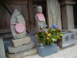 疣取り地蔵の左に馬頭観音、右に六地蔵碑があります。