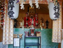中央に縄掛けいぼ神さん、左前に紙縒りの細い縄。