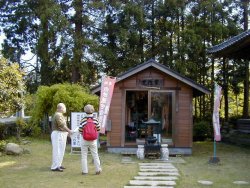 常行堂の前でご住職のお話をきく。