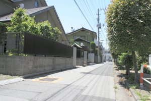 電柱手前のブロックの祠に庚申様