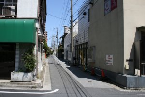 西から3軒目で電柱2本目に庚申様