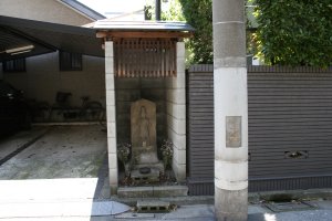 駐車場の隅に疣取り庚申様