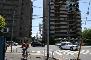 青井5交差点:左がグランシェスアオイ、右がモアステージ五反野