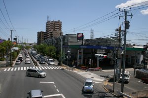 青井6交差点:角に昭和シェル石油スタンド