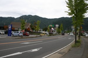 常磐城3丁目交差点の北にレストラン葡萄の木(白い看板)