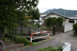 レストラン葡萄の木の北側の細い道を駐車場に沿って左に入ります。