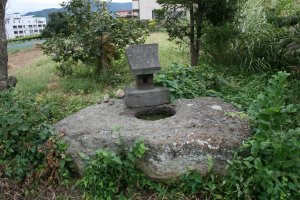 正面から眺めたイボ神様