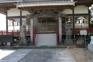 本堂の階段の両側に仁王像
