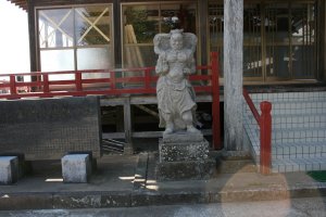 向かって左側に吽形の仁王像