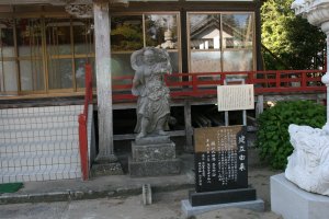 向かって右側に阿形の仁王像