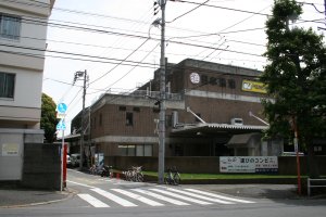 哲学堂公園向かいの日本通運