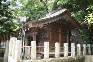 向かって左前から見た疣天神社