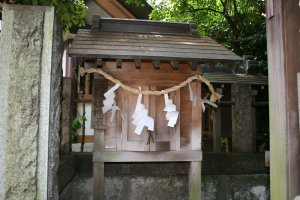天神社神庫にいぼとりの小石を保管している