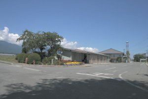 農協の倉庫と鳥居原公民館と火の見