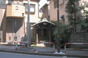 家と家の間にえぼ地蔵のお堂
