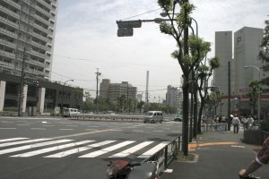中目黒交差点を右折します
