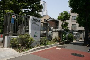 中央やや右のブロックの祠に庚申塔