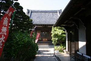 正面の奥に福寿院のご本堂
