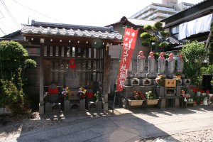 山門の入って左側に疣とり地蔵