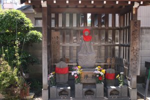 正面から見た疣とり地蔵尊