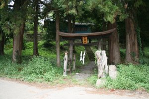 白山神社の鳥居をくぐって階段を登ると神社