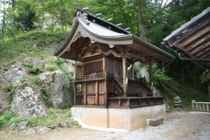 大きな岩の前に白山神社のお社