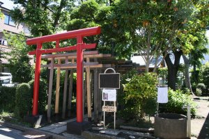向かって右前から見た佐竹稲荷の鳥居