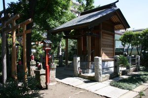 向かって右前から見た佐竹稲荷のお社