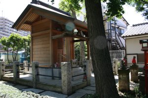 向かって左前から見た佐竹稲荷のお社