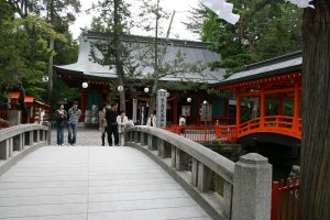 石橋から眺めた生島足島神社の御本社