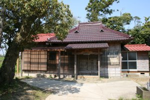 正面から見た観音堂、向かって左に椎の木