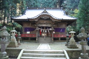 白山神社中央の拝殿