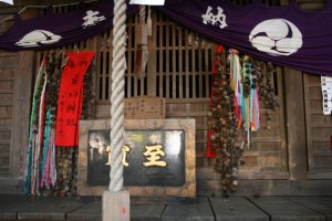 拝殿正面扉に奉納された綴られた沢山の松笠