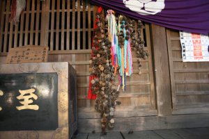 拝殿の向かって右側に奉納された松笠